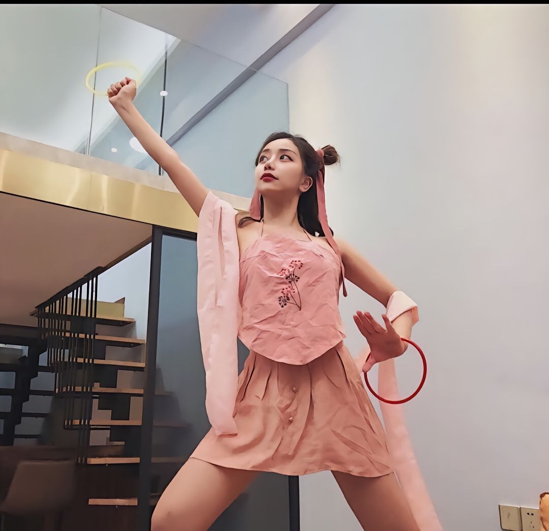 网红COS哪吒-粉色肚兜哪吒